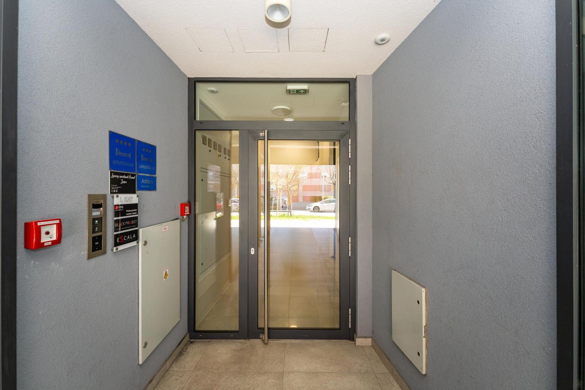 D-Apartment - With Garage And Balcony Ζαντάρ Εξωτερικό φωτογραφία